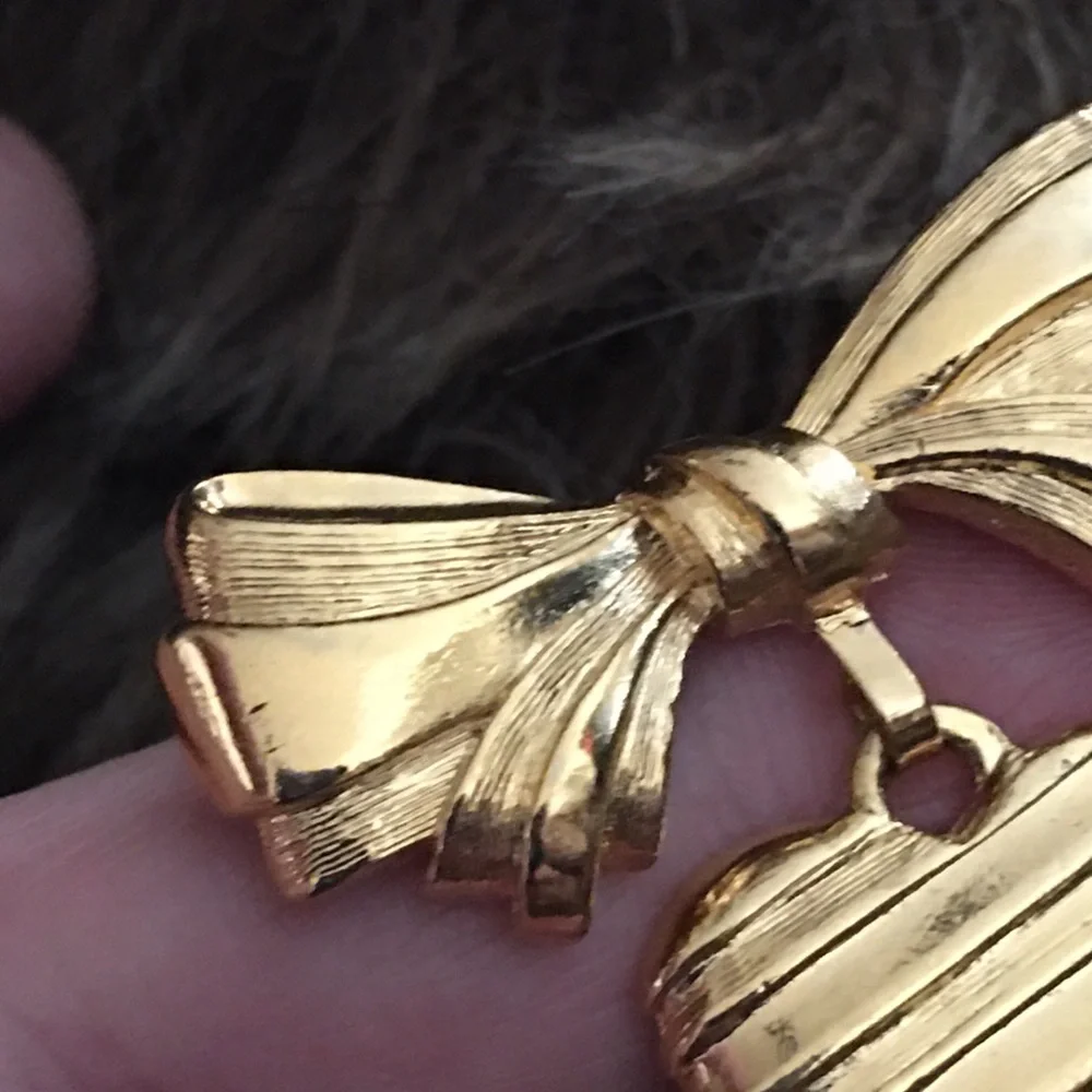 Vintage 80s Avon gold tone heart bow brooch pin